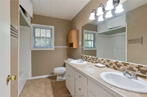 410 E North Ave, Bryan, TX 77801 photo 9