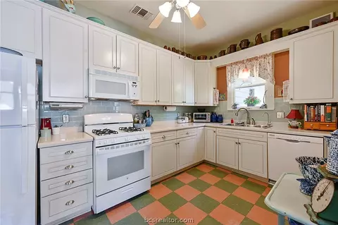705 E 31st St, Bryan, TX 77803 photo 9