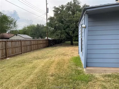 1100 Forest Glen Ct, Bryan, TX 77803 photo 2