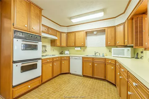1901 Debbie Dr, Bryan, TX 77802 photo 17