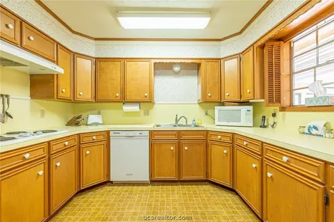 1901 Debbie Dr, Bryan, TX 77802 photo 18