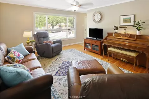 2002 Vinewood Dr, Bryan, TX 77802 photo 10