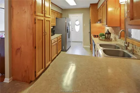 2002 Vinewood Dr, Bryan, TX 77802 photo 13