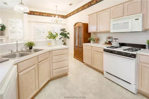 3211 Broadmoor Dr, Bryan, TX 77802 photo 9
