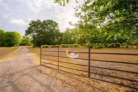 5605 Silver Hill Rd, Bryan, TX 77807 photo 2