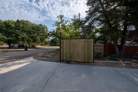 3907 Lakeside Dr, Bryan, TX 77807 photo 9