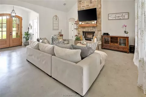 8921 Green Br, Bryan, TX 77808 photo 4
