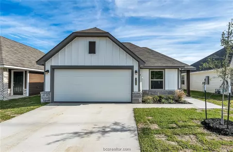 1106 Highgarden Dr, Navasota, TX 77868