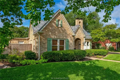 703 E 32nd St, Bryan, TX 77803 photo 2
