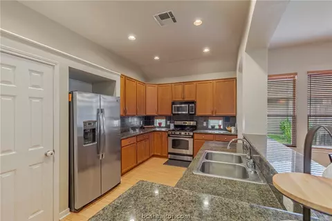 1717 Summerwood Loop, Bryan, TX 77807 photo 9