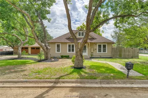 405 N Cochran St, Bellville, TX 77418