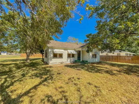 406 E Jack St, Bremond, TX 76629 photo 2