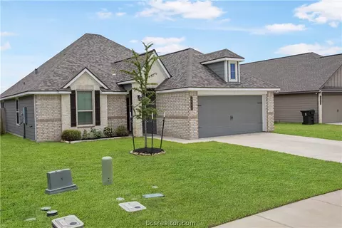 2002 Dumfries Dr, Bryan, TX 77807 photo 2