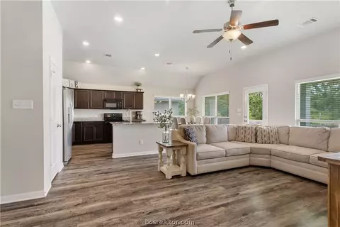 2002 Dumfries Dr, Bryan, TX 77807 photo 4