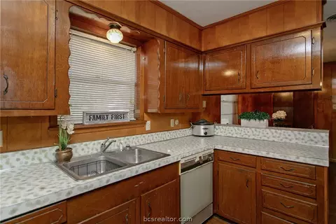 700 Dunbar Dr, Bryan, TX 77803 photo 9
