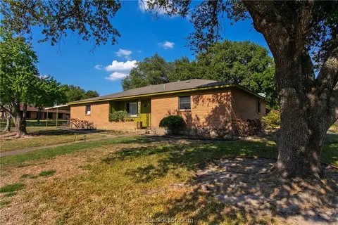 700 Dunbar Dr, Bryan, TX 77803 photo 1