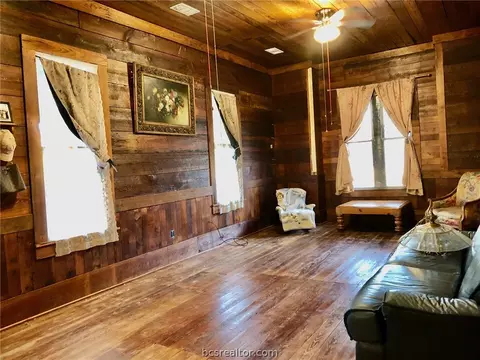 109 S Beech St, Calvert, TX 77837 photo 5