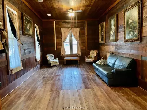 109 S Beech St, Calvert, TX 77837 photo 2