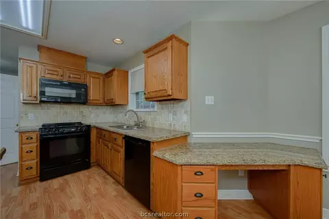 5712 Timberton Dr, Bryan, TX 77802 photo 3