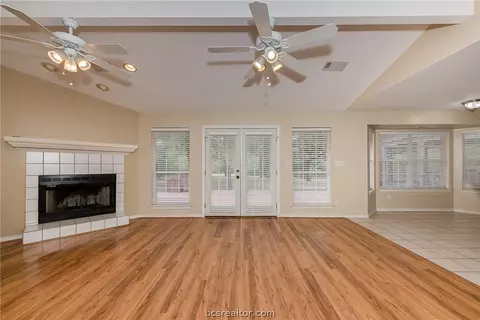218 Rustic Oaks Dr, Bryan, TX 77808 photo 9