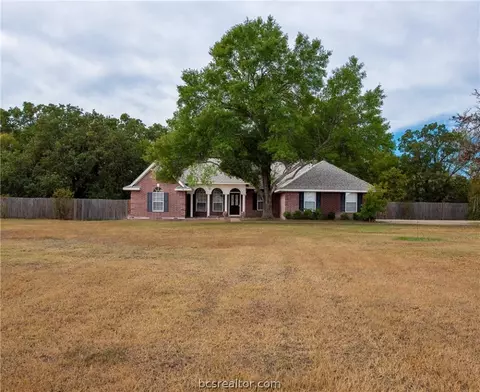 218 Rustic Oaks Dr, Bryan, TX 77808 photo 2