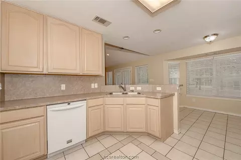 218 Rustic Oaks Dr, Bryan, TX 77808 photo 15