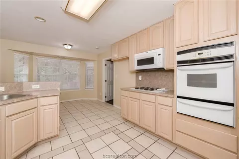 218 Rustic Oaks Dr, Bryan, TX 77808 photo 14