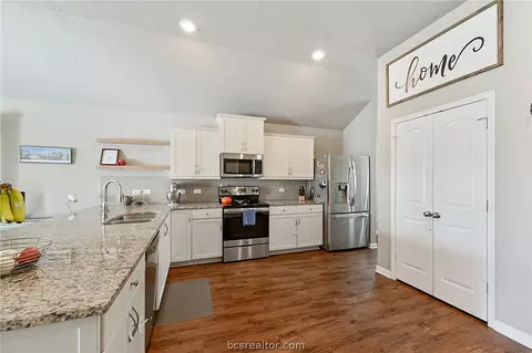 2121 Dumfries Dr, Bryan, TX 77807 photo 6