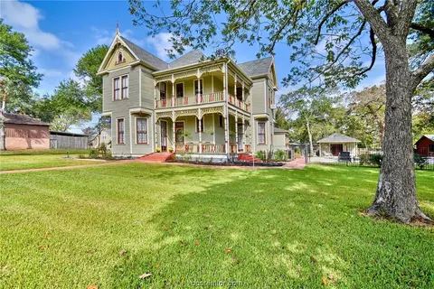 310 E Palm St, Bellville, TX 77418