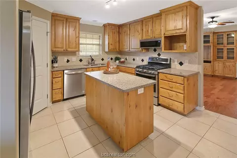 2605 Priscilla Ct, Bryan, TX 77802 photo 4