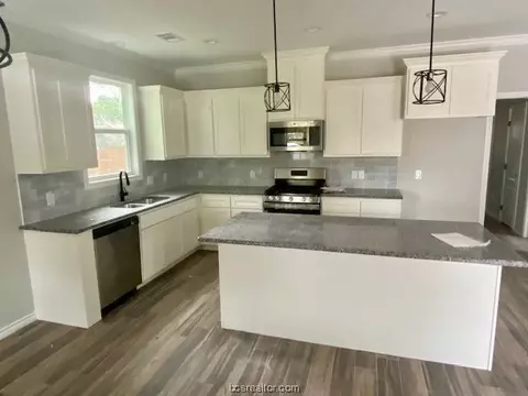 245 Peach, Bryan, TX 77803 photo 4