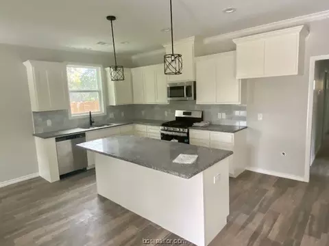 245 Peach, Bryan, TX 77803 photo 3