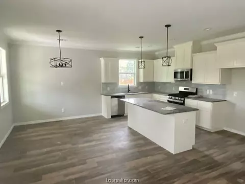 245 Peach, Bryan, TX 77803 photo 2