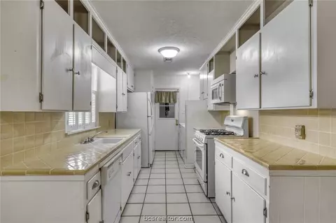 702 Esther, Bryan, TX 77802 photo 3