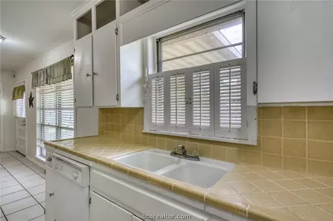 702 Esther, Bryan, TX 77802 photo 14