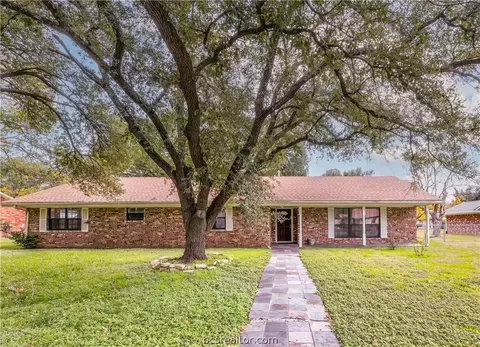 909 Anderson St, Hearne, TX 77859
