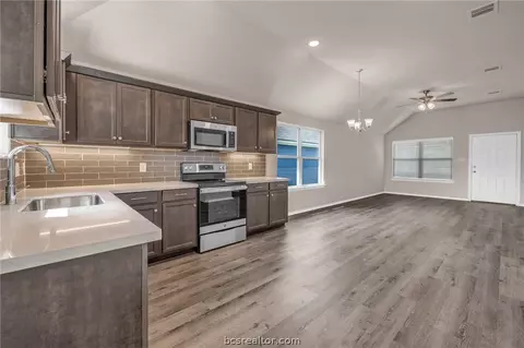 2860 Messenger Way, Bryan, TX 77803 photo 4