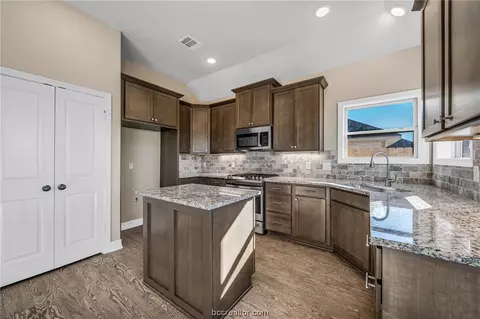 2913 Spector Dr, Bryan, TX 77803 photo 5