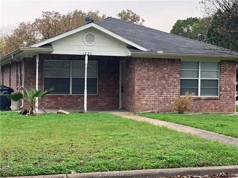 1220 Phoenix St, College Station, TX 77840