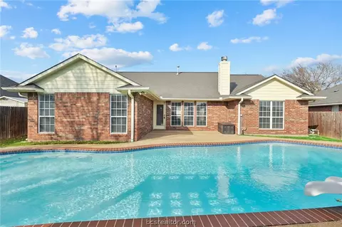 3918 Brighton Dr, Bryan, TX 77802 photo 2