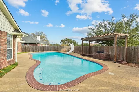 3918 Brighton Dr, Bryan, TX 77802 photo 3