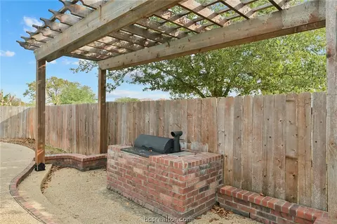 3918 Brighton Dr, Bryan, TX 77802 photo 4