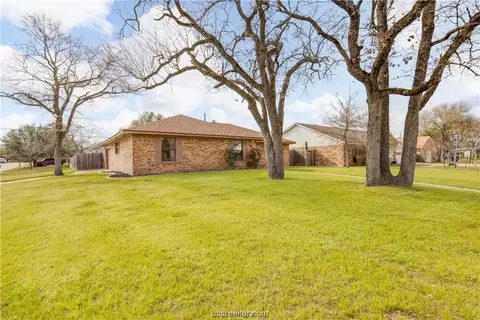 4516 Sutton Ct, Bryan, TX 77802 photo 2