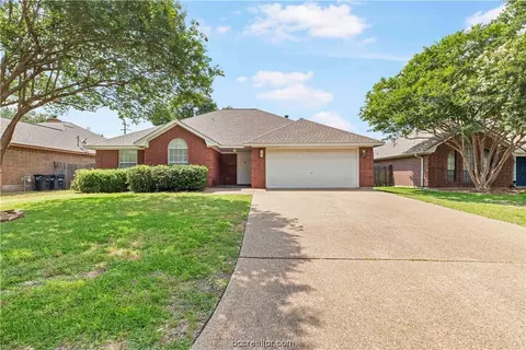 611 Abbey Ln, College Station, TX 77845