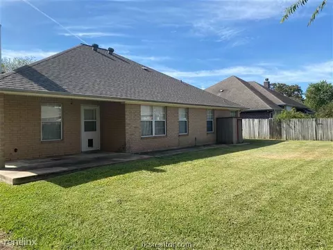 324 Landsburg Ln, College Station, TX 77845