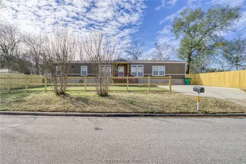 103 N Woodrow St, Madisonville, TX 77864