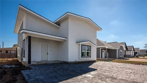 909 Henderson St, Bryan, TX 77803
