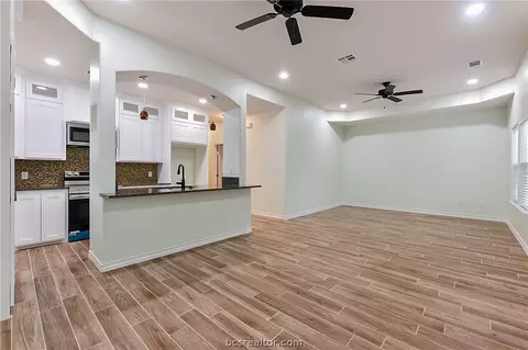 1807 Bluebonnet, Bryan, TX 77803 photo 2