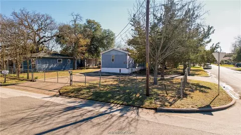 607 Ash St, Bryan, TX 77803 photo 1