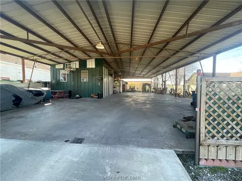 1012 Farquhar St, Navasota, TX 77868